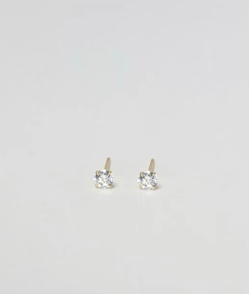 Solitaire stud earrings small size