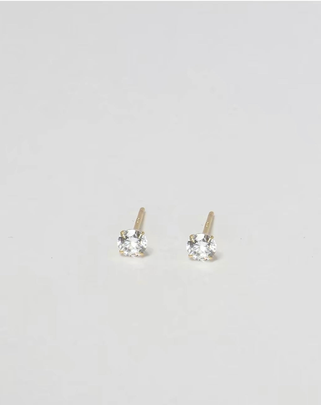 Solitaire stud earrings medium size