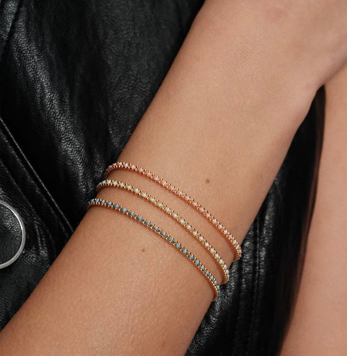 Lucky Bracelet pink white blue model view