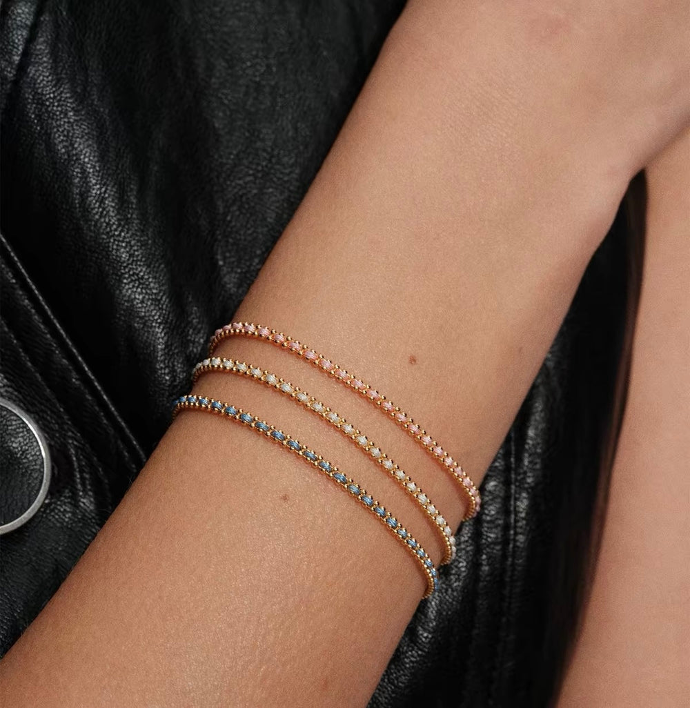 Lucky Bracelet pink white blue model view