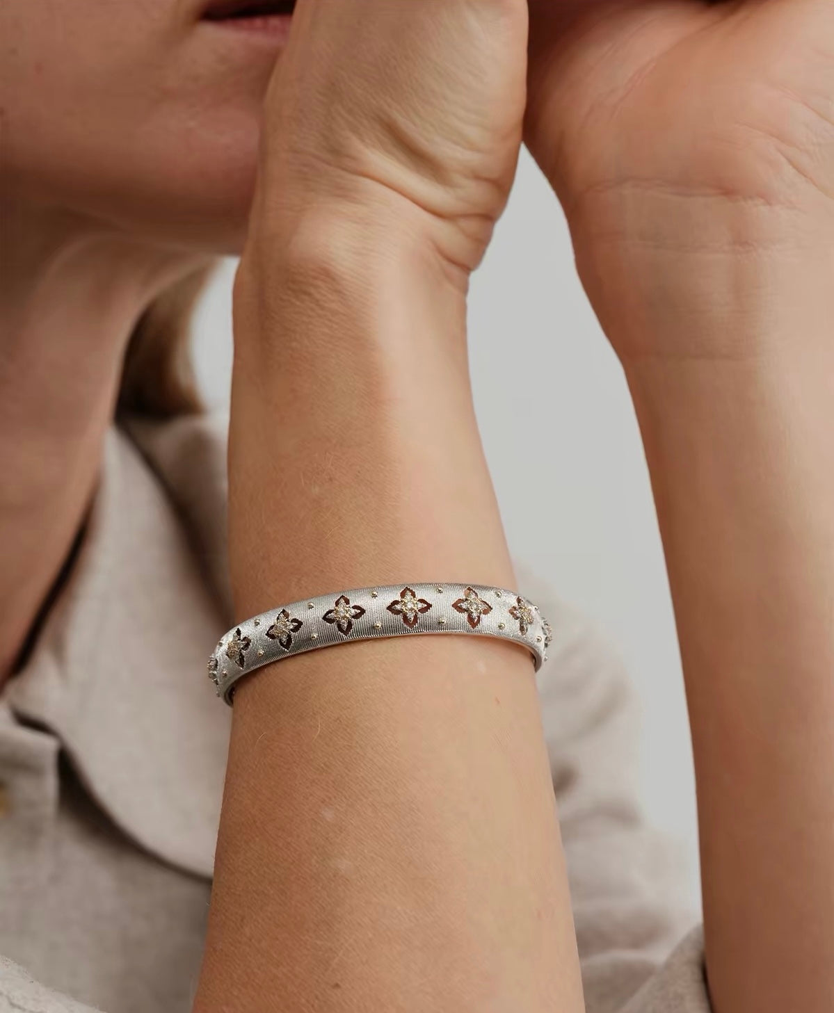 Palais Cuff silver model close-up