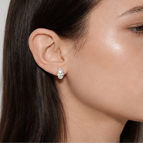 Model wearing Éclat Ovale earring in profile