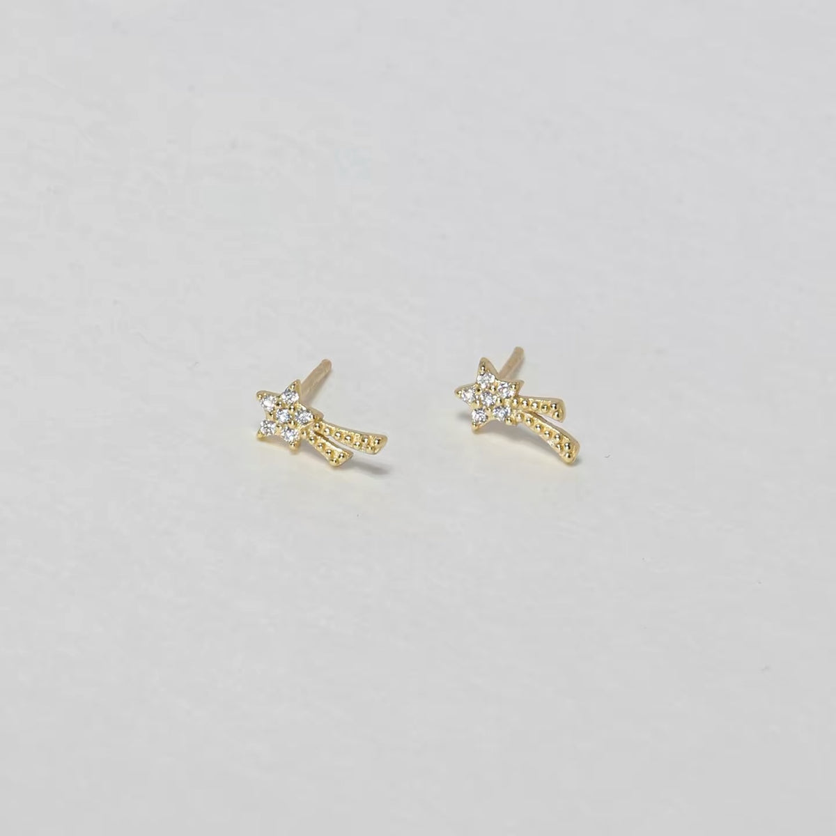 Étoile Filante shooting star stud earrings in gold