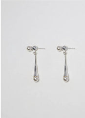 Perle Fluide earrings in silver tone with pearl details, front product view