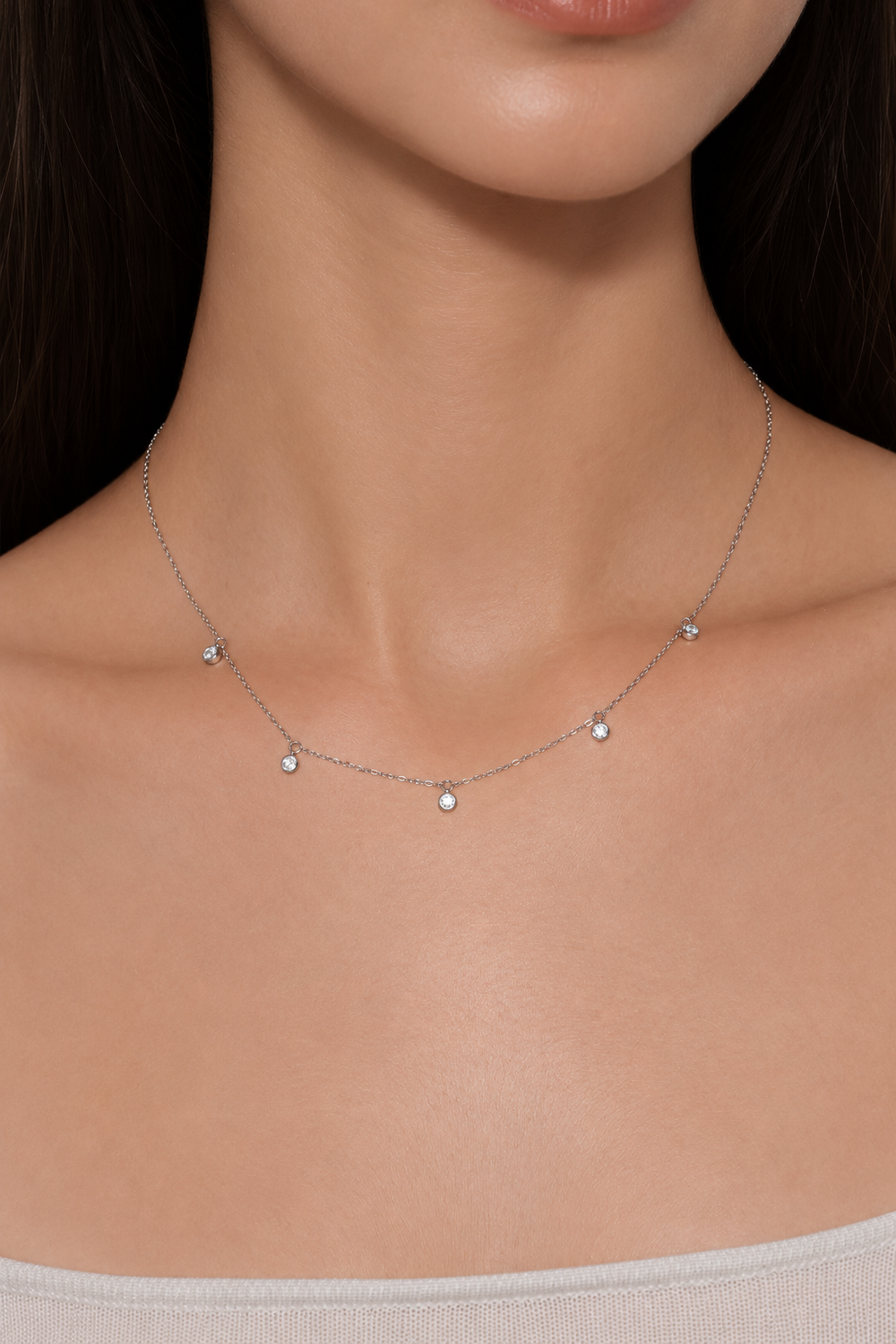 Close-up of Pluie de Lumière Necklace in silver worn at the collarbone