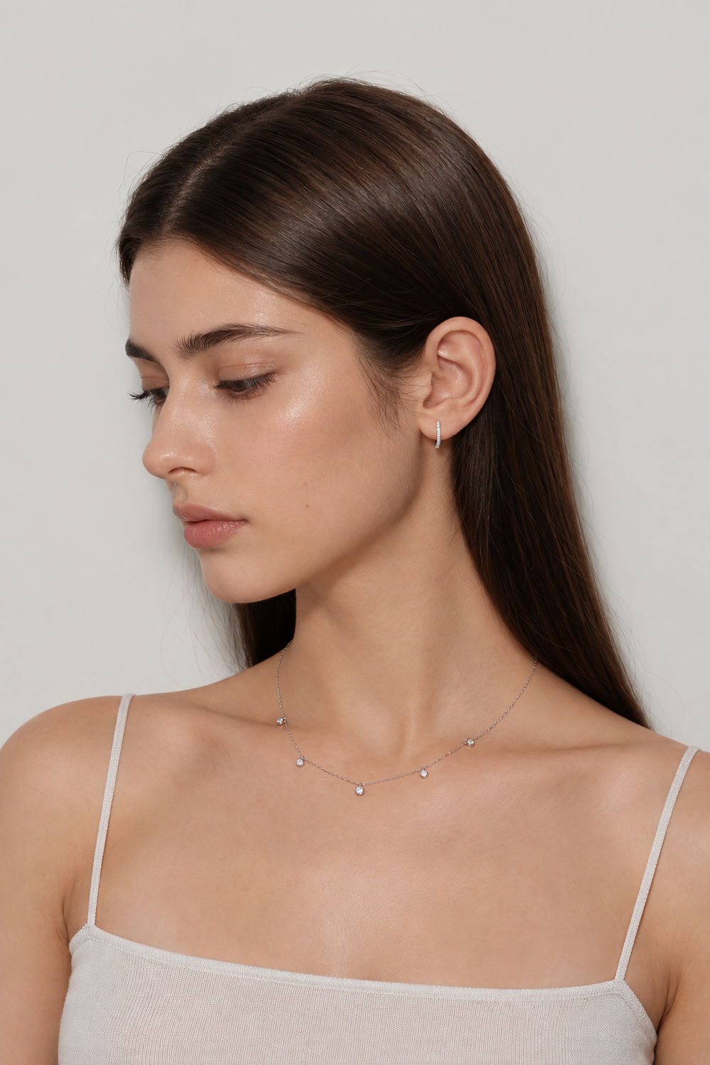 Model wearing Pluie de Lumière Necklace in silver, profile portrait